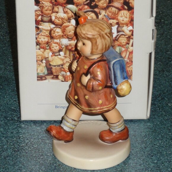 "The Kindergartner" Hummel Figurine #467 TMK6 With Box - CUTE CHRISTMAS GIFT!